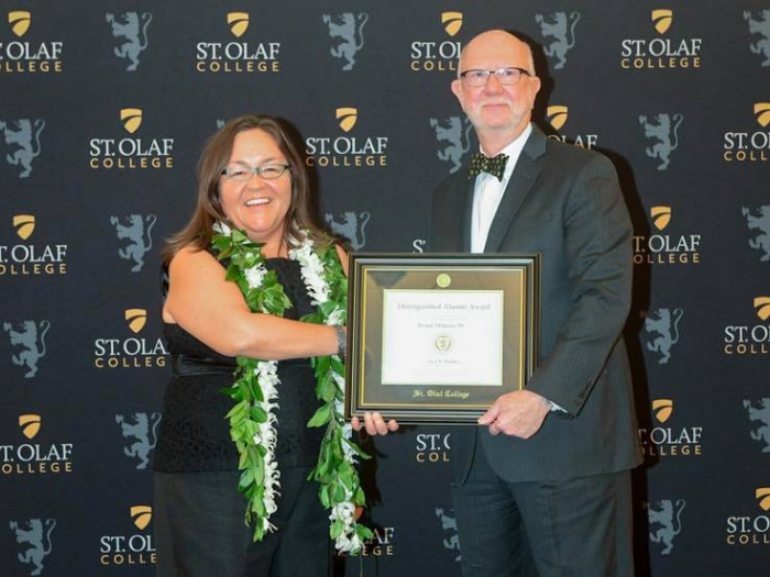 Wendy Helgemo receives alumni award from man